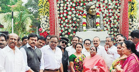 எந்தக் கட்சியிலும் சேராமல் மக்களுக்கு நல்லது செய்ய முடியும்: நடிகர் ராஜ்குமாரின் நினைவக திறப்பு விழாவில் ரஜினிகாந்த் பேச்சு