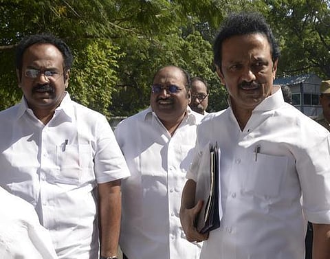 சபாநாயகர் இருக்கை முற்றுகை: சட்டப்பேரவையில் இருந்து திமுக எம்.எல்.ஏ.க்கள் வெளியேற்றம் - மின் கொள்முதல் விவகாரத்தில் காரசார விவாதம்