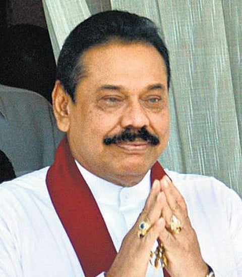 விடுதலைப்புலிகளிடம் இருந்து மீட்கப்பட்ட இலங்கை தமிழர்களின் நகைகளை திரும்ப ஒப்படைத்தார் ராஜபக்ச