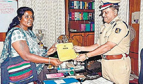 கேலி செய்த இளைஞர் போலீஸில் ஒப்படைப்பு: பெண் பத்திரிகையாளருக்கு மகளிர் அமைப்புகள் பாராட்டு