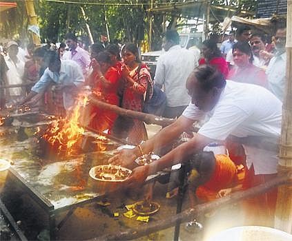 திருநள்ளாறு, குச்சனூர் கோயில்களில் சனிப் பெயர்ச்சி விழா கோலாகலம்