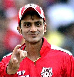 காயமடைந்த ஜடேஜாவுக்கு பதிலாக டெஸ்ட் அணியில் அக்ஷர் படேல் சேர்ப்பு