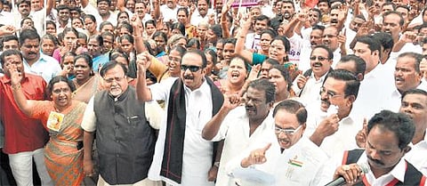 நேதாஜி பற்றிய உண்மைகளை வெளியிடாவிட்டால் மம்தா தலைமையில் நாடாளுமன்ற முற்றுகை: சென்னை ஆர்ப்பாட்டத்தில் வைகோ அறிவிப்பு