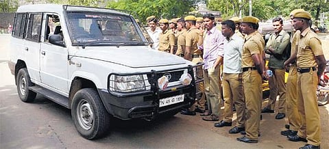 நீதிமன்ற வாசலில் போலீஸாருடன் மோதல்: வழக்கறிஞர்கள் 9 பேர் மீது வழக்கு - ராஜினாமா செய்ய முயன்ற இளைஞர் காவல்படை வீரர்களால் பரபரப்பு