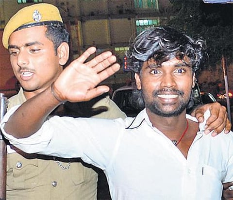 பொள்ளாச்சி சிறுமிகளுக்கு பாலியல் வன்கொடுமை: குற்றவாளிக்கு இரட்டை ஆயுள், 44 ஆண்டுகள் சிறை தண்டனை - கோவை மகளிர் நீதிமன்றம் பரபரப்பு தீர்ப்பு