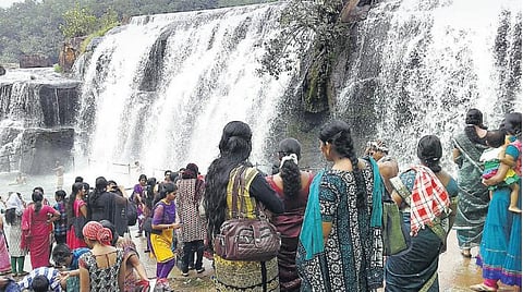 திற்பரப்பு அருவியில் குவியும் சுற்றுலா பயணிகள்: அடிப்படை வசதியில்லாமல் பாதிப்பு