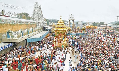 வைகுண்ட ஏகாதசியை முன்னிட்டு திருப்பதி ஏழுமலையான் தங்கத் தேரில் பவனி
