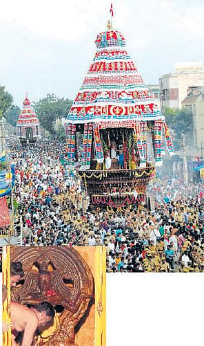 சிதம்பரத்தில் ஆயிரக்கணக்கான பக்தர்கள் வடம்பிடித்தனர்: நடராஜர் கோயிலில் தேரோட்டம் - உத்திரகோசமங்கையில் ஆருத்ரா தரிசனம்