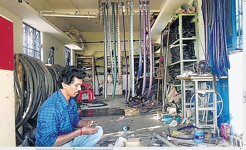 பெல்ட்டாக மாறும் சைக்கிள் டயர்கள்: காலணி தயாரிக்கும் தொழிலாளியின் புதிய முயற்சி