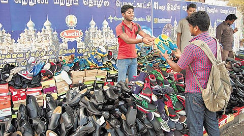 ஷூ வேண்டுமா?
