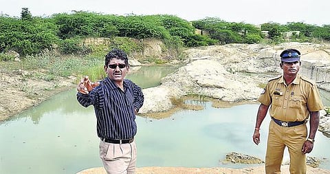 செயற்கை கரை அமைத்து குவாரிக்காக ஆறு இரண்டாகப் பிளப்பு: சகாயத்திடம் கிராம மக்கள் புகார்