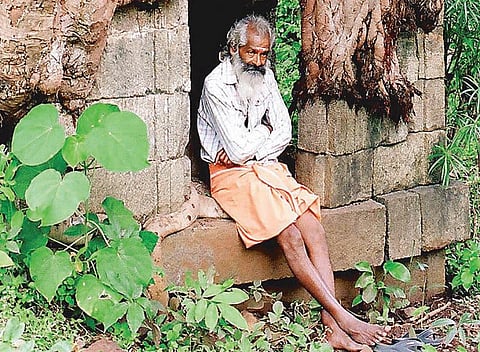 சமூகத்துக்கு ஊதியம் கொடுப்பவர்கள் கவிஞர்களே