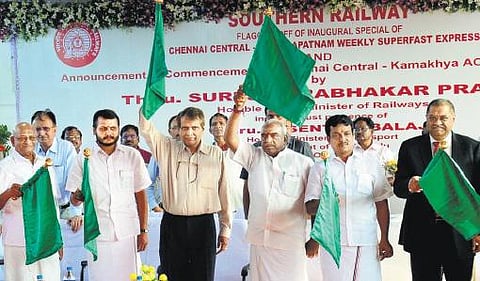 ரயில்களில் பயணிகளின் பாதுகாப்புக்காக செல்போன்களில் புதிய ‘சேஃப்டி அப்’ அப்ளிகேஷன் அறிமுகம்: நாடு முழுக்க 6 மாதத்தில் செயல்படுத்தப்படும்- ரயில்வே அமைச்சர்
