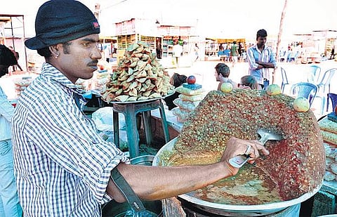 5 ஆண்டுகளில் 50-க்கும் மேற்பட்ட சிறுவர்கள் மீட்பு: மெரினாவில் சுண்டல் விற்கும் திருமலையின் தன்னார்வ சேவை