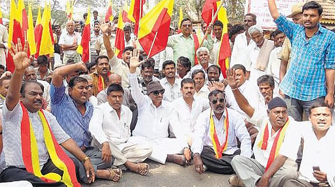 தாளவாடியை கர்நாடகத்தில் இணைக்க கோரி எல்லையில் மறியல்: வாட்டாள் நாகராஜ் கைது