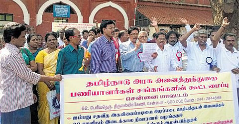 15 அம்ச கோரிக்கைகளை வலியுறுத்தி அரசு ஊழியர்கள் ஒருநாள் விடுப்பு போராட்டம்: தமிழகம் முழுவதும் 3.50 லட்சம் பேர் பணிக்கு செல்லவில்லை