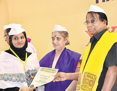 தரமான கல்விக்காக மாணவர்கள் வெளிநாடு செல்வதால் வெளிநாட்டு வங்கிகளில் இந்திய பணம் முடக்கம்: பட்டமளிப்பு விழாவில் வி.ஐ.டி. வேந்தர் வேதனை
