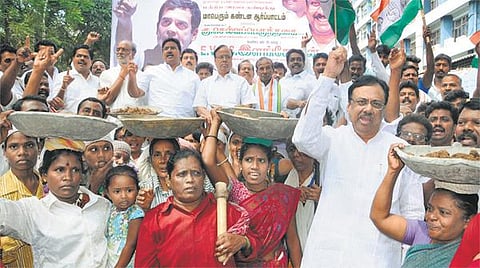 காங்கிரஸ் ஆட்சியில்தான் அமெரிக்காவுடன் அணு ஒப்பந்தம் போடப்பட்டது: சென்னையில் நடந்த ஆர்ப்பாட்டத்தில் நடிகை குஷ்பு தகவல்