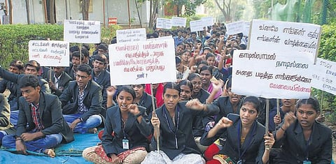 வாக்குறுதிகளை நிறைவேற்றக் கோரி வனக் கல்லூரி மாணவர்கள் போராட்டம்