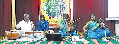 குழலூதும் முருகன்
