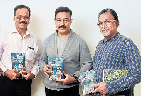 கோ.தனஞ்செயன் எழுதிய வெள்ளித் திரையின் வெற்றி மந்திரங்கள்: கமல்ஹாசன் வெளியிட நாசர் பெற்றுக்கொண்டார்