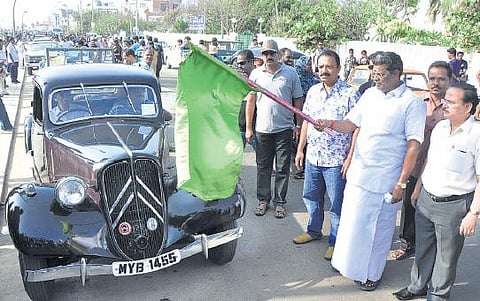 புதுச்சேரிக்கு வந்த பாரம்பரிய கார்கள் சென்னை புறப்பட்டன