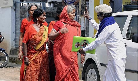 ஸ்ரீரங்கம் இடைத்தேர்தல்: அதிமுக பிரச்சாரத்துக்கு சுவாரஸ்யம் சேர்க்கும் எம்.ஜி.ஆர்.கள்
