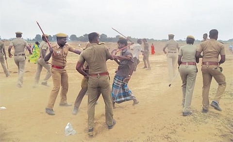திட்டக்குடி அருகே மணல் குவாரி முற்றுகை: போலீஸ் தடியடி, பெண்கள் உட்பட 17 பேர் காயம்