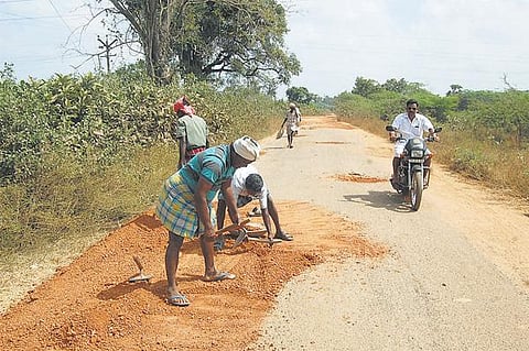 கவரப்பேட்டை ஏ.என்.குப்பம் சாலையில் 5 ஆண்டுகளுக்குப் பிறகு சீரமைப்புப் பணி: ‘தி இந்து’ செய்தி எதிரொலி