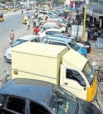 சென்னையில் சாலையை ஆக்கிரமிக்கும் கடைகள், வணிக நிறுவனங்கள்: அவதிப்படும் மக்கள்: கவனிப்பார்களா அதிகாரிகள்?