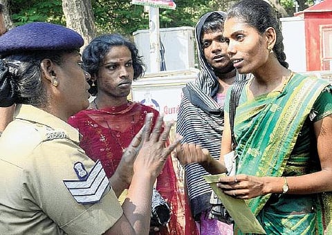 மாநகராட்சி ஆணையர் மீது நடவடிக்கை எடுக்க வேண்டும்: கமிஷனர் அலுவலகத்தில் திருநங்கைகள் புகார்