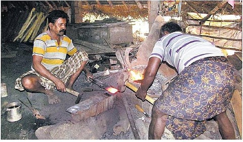 என்றுமே மவுசு குறையாத மண்வெட்டிகள்: புதுக்கோட்டை கீரமங்கலத்தில் தயாரிப்பு தீவிரம்