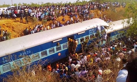 ஓசூர் அருகே பெங்களூரு - எர்ணாகுளம் எக்ஸ்பிரஸ் ரயில் தடம் புரண்டு விபத்து: 10 பேர் பலி; காயம் 60