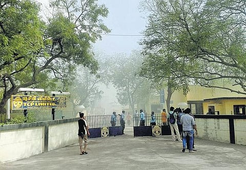 காரைக்குடி ரசாயன ஆலையில் வாயு கசிவு: மாணவர்கள், தொழிலாளர்கள் மயக்கம்
