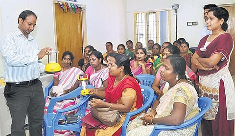 சூரிய ஒளி மின் விளக்கு தயாரிக்க மீனவ பெண்களுக்கு 3 நாள் பயிற்சி