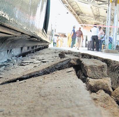 பூங்கா நகர் ரயில் நிலையத்தில் பரபரப்பு சம்பவம்: நடைமேடையில் ஏறிய ரயில் பெட்டி - பயணிகள் அலறியடித்து ஓட்டம்