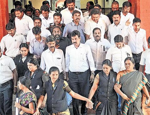 ‘2009’ தாக்குதலைக் கண்டித்து உயர் நீதிமன்ற வழக்கறிஞர்கள் பணிப் புறக்கணிப்பு போராட்டம்: வழக்கு விசாரணை பாதிப்பு
