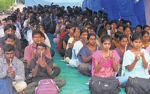 வனக்கல்லூரி மாணவர்களின் வனநுழைவுப் போராட்டம் தடுத்து நிறுத்தம்