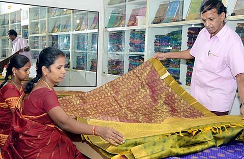 நெசவாளர்-வாடிக்கையாளர் பிணைப்பு ஏற்படுத்த கோ-ஆப்டெக்ஸ் சேலை வாங்குவோருக்கு ‘நன்றி’ சொல்லும் நெசவாளர்கள்