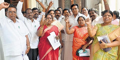 பன்றிக் காய்ச்சல் பற்றி பேச அனுமதி மறுப்பு: மன்றக் கூட்டத்தில் திமுக வெளிநடப்பு