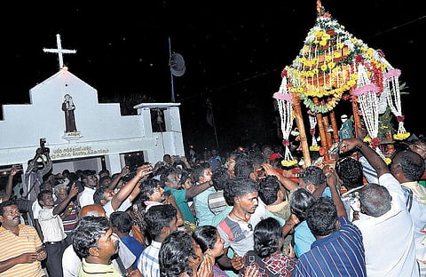 கச்சத்தீவில் அந்தோணியார் ஆலயத் திருவிழா நிறைவு: இந்திய-இலங்கை தமிழர்கள் உறவினர்களுடன் சந்திப்பு
