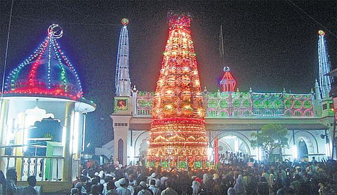 முத்துப்பேட்டை தர்ஹா சந்தனக்கூடு ஊர்வலம்: ஆயிரக்கணக்கானோர் பங்கேற்பு