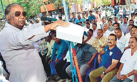 துறைமுகங்களை தனியார்மயமாக்க எதிர்ப்பு: தொழிற்சங்க கூட்டமைப்பு ஆர்ப்பாட்டம்