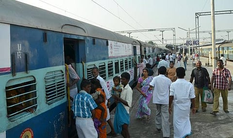 வைகை எக்ஸ்பிரஸ் ரயில்: இன்று 2 மணி நேரம் தாமதமாக புறப்படும் - சிக்னல் அமைக்கும் பணி நடக்கிறது