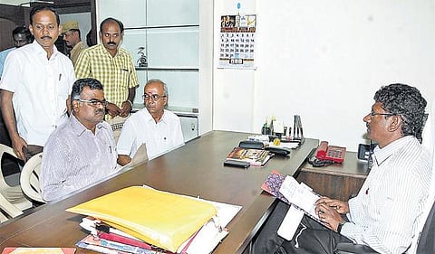 பஞ்சமி நிலத்தை குவாரி அதிபர்கள் வாங்கினார்களா?- பதிவுத்துறை அதிகாரிகளிடம் சகாயம் விசாரணை