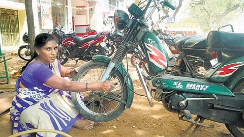 பஞ்சர் கடை லதா