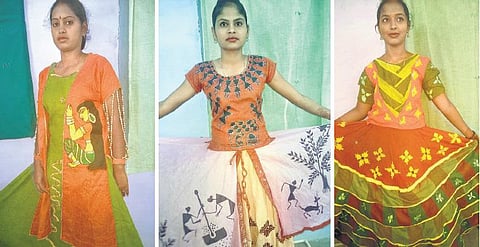 கதர் ஆயத்த ஆடைகளை உருவாக்கும் பல்கலை. மாணவிகள்