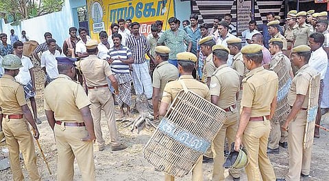 திருவைகுண்டம் பகுதியில் தொடர்ந்து பதற்றம்: வன்முறையில் ரூ.10 லட்சம் பொருட்கள் சேதம் - பலத்த பாதுகாப்புடன் அதிமுக நிர்வாகியின் இறுதிச் சடங்கு