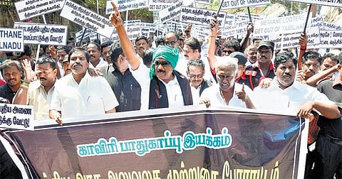 மீத்தேன், மேகேதாட்டு அணை திட்டங்களை எதிர்த்து முற்றுகை: வைகோ உட்பட ஆயிரம் பேர் கைது
