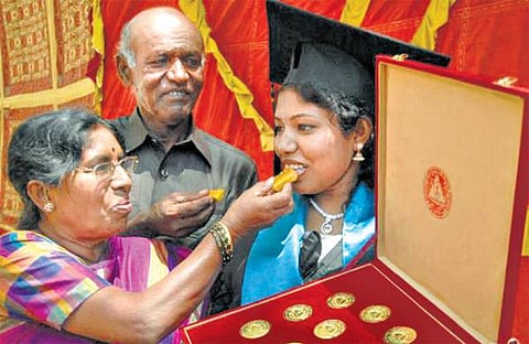 பெங்களூரு வேளாண் பல்கலைக்கழக தேர்வில் முதலிடம்: ஏழை விவசாயி மகள் 13 தங்க பதக்கங்கள் வென்று சாதனை